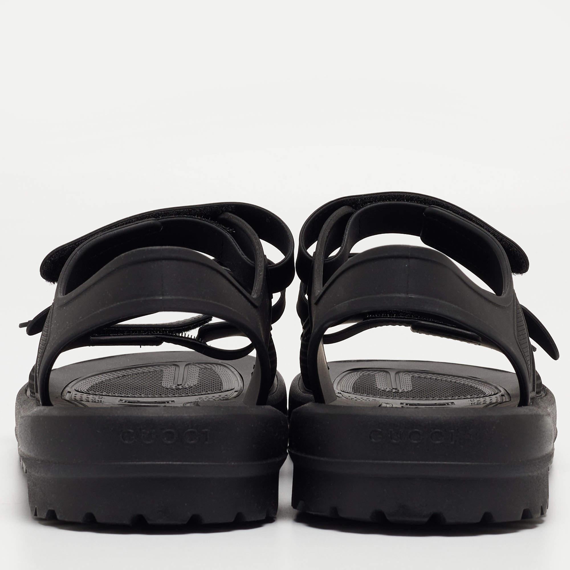 Gucci Black Honeycomb Rubber Flat Sandals Size 44 In Excellent Condition For Sale In Dubai, Al Qouz 2