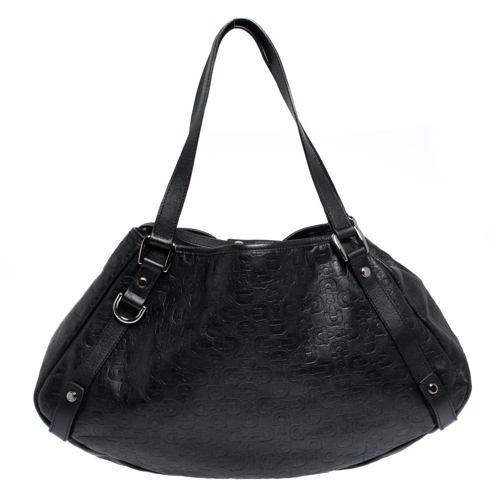 Gucci brings to you this amazing Abbey bag that is a classic. Made in Italy, this black hobo is crafted from Horsebit-embossed leather and features dual handles. It opens to a fabric-lined interior with enough space to hold all your daily