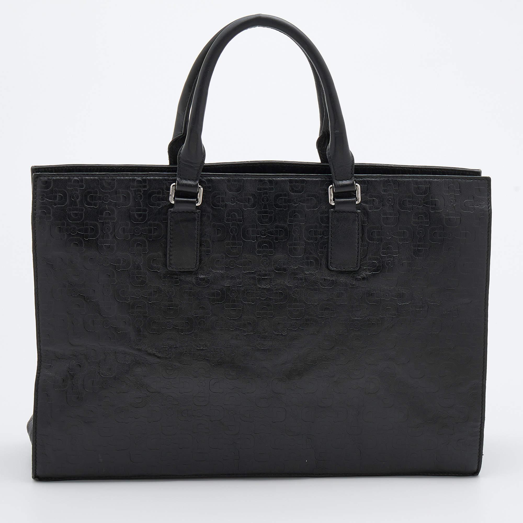 Carry everything you need in style thanks to this Gucci tote. Crafted from Horsebit-embossed leather, it features dual handles and a fabric-lined interior.


