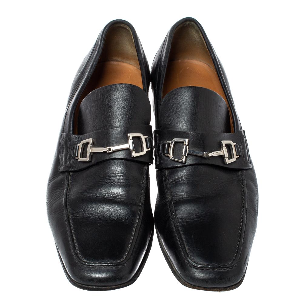 Set trends with these loafers from the house of Gucci. Meticulously crafted from leather, they feature a lovely black exterior and their Horsebit detail in silver-tone. Complete with comfy insoles and leather outsoles, this pair will enhance all