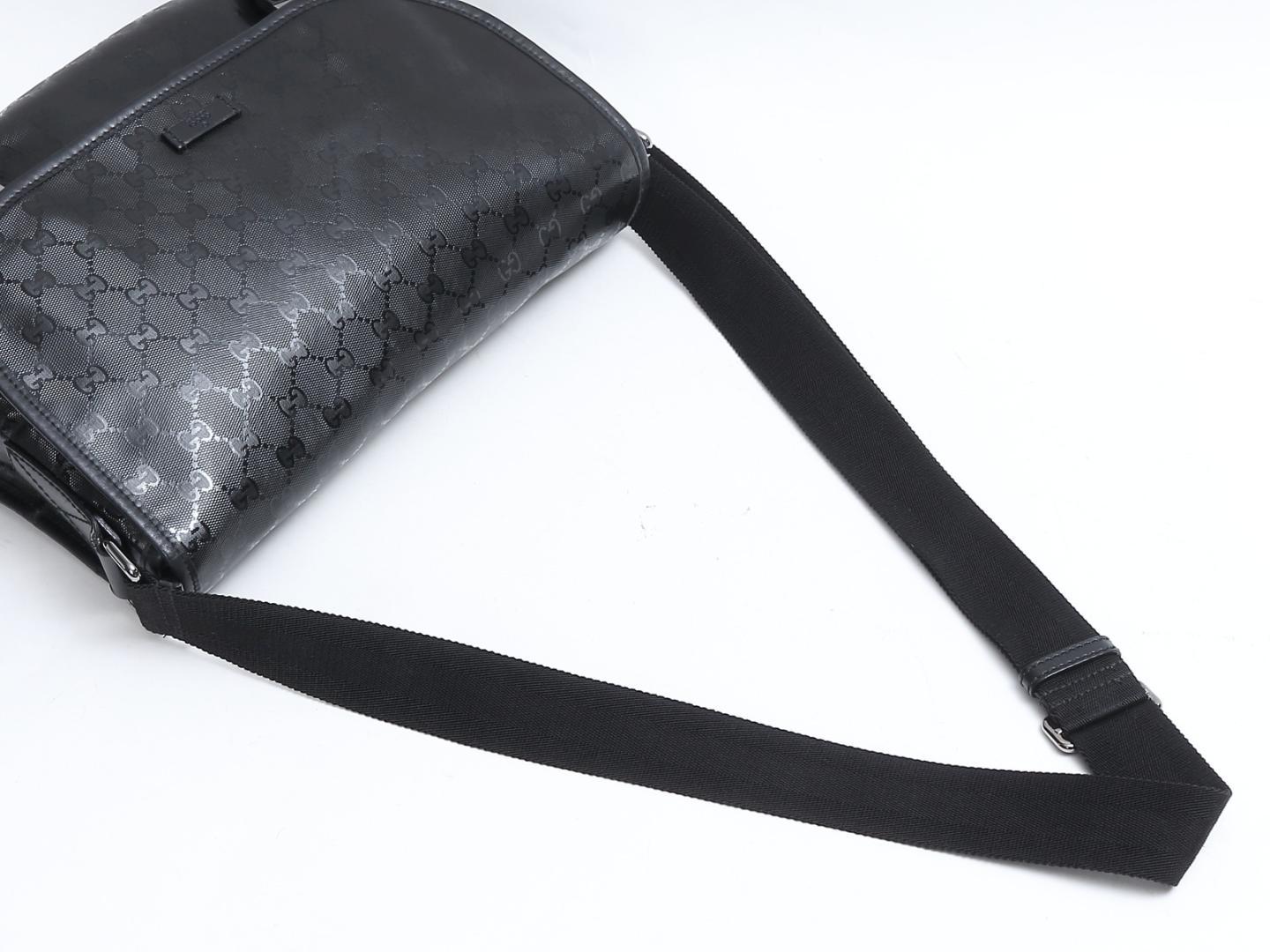 Gucci Schwarze Messenger Bag mit Imprime-Monogramm und Klappe Medium (201732) von Gucci Herren im Angebot