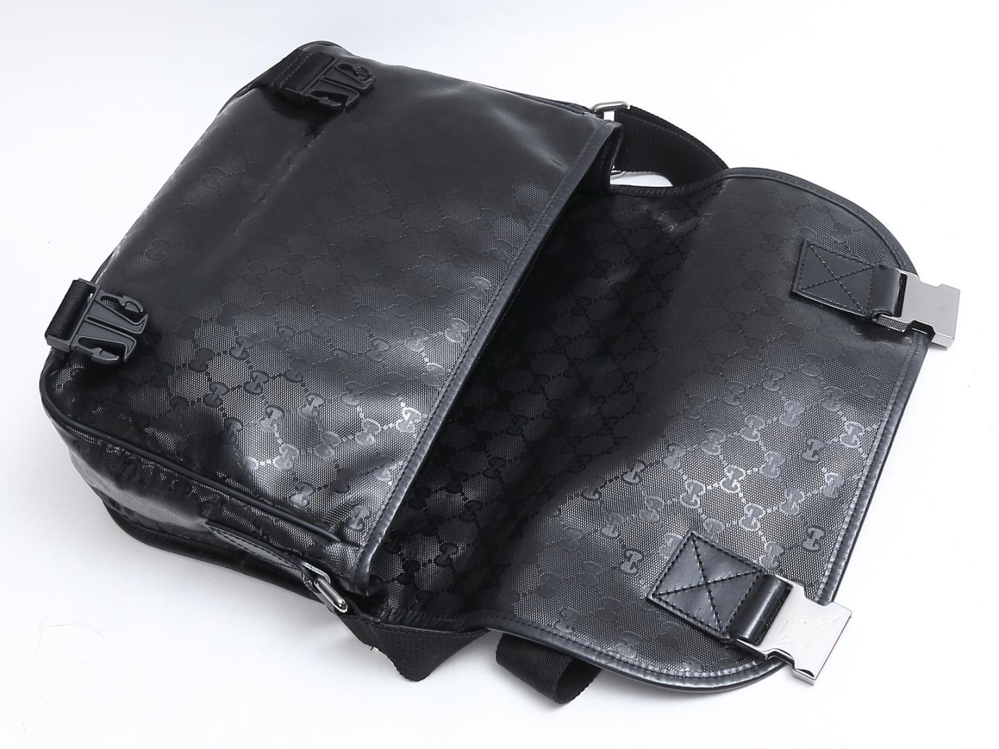 Gucci Schwarze Messenger Bag mit Imprime-Monogramm und Klappe Medium (201732) von Gucci im Angebot 1