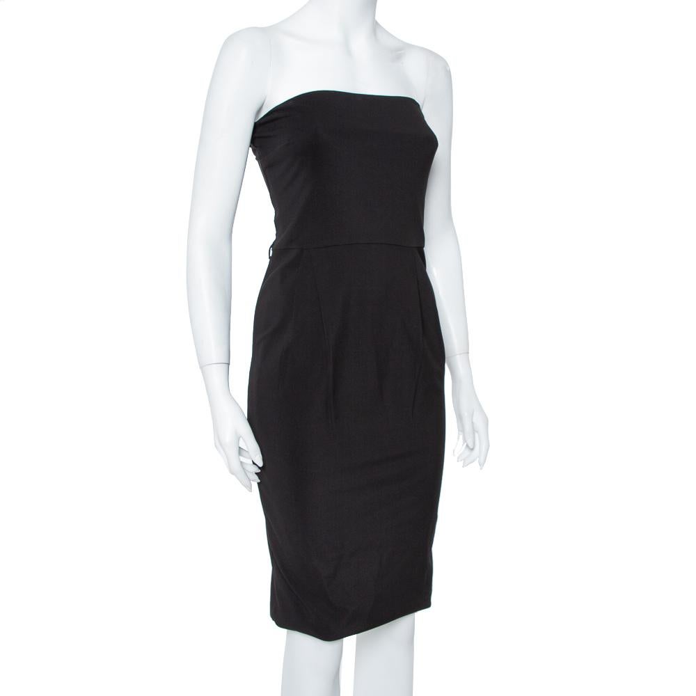 This Gucci dress spells minimal elegance in the best way with its sheath silhouette. Made from a blend of quality fabrics in a black hue, it features a strapless and pleated design secured by a rear zip fastening. Wear long dangling earrings to