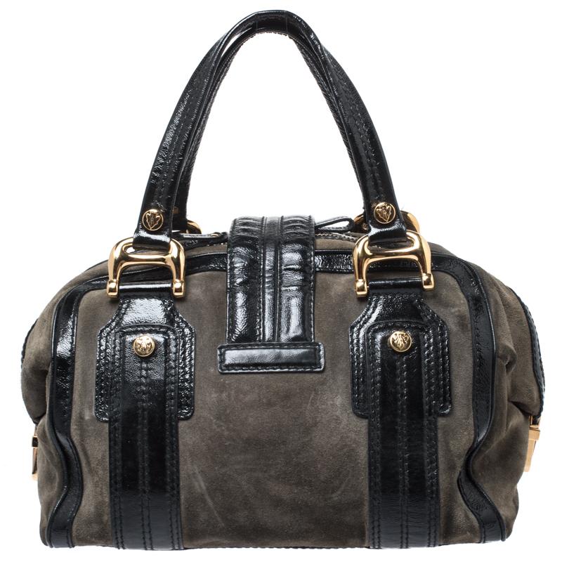 A truly posh and elegant piece to add to your collection. This Aviatris Boston bag by Gucci is coveted around the world It has been crafted in Italy and made from patent leather and suede. It comes in lovely hues of black and khaki green. It is