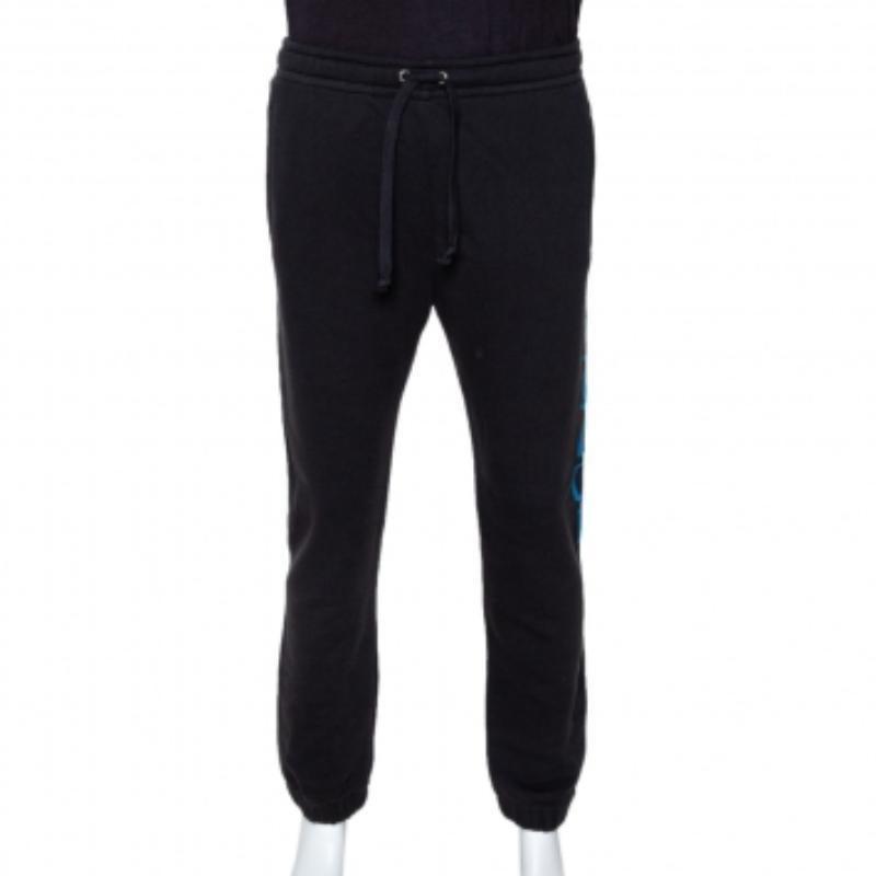 Um Ihnen Komfort und Stil zu bieten, präsentiert Gucci diese Kreation aus Baumwolle mit einem vertikalen Logoprint an der Seite, einem Kordelzug am Bund und zwei Taschen. Dieses Paar schwarzer Trainingshosen ist sicher ein toller Kauf.