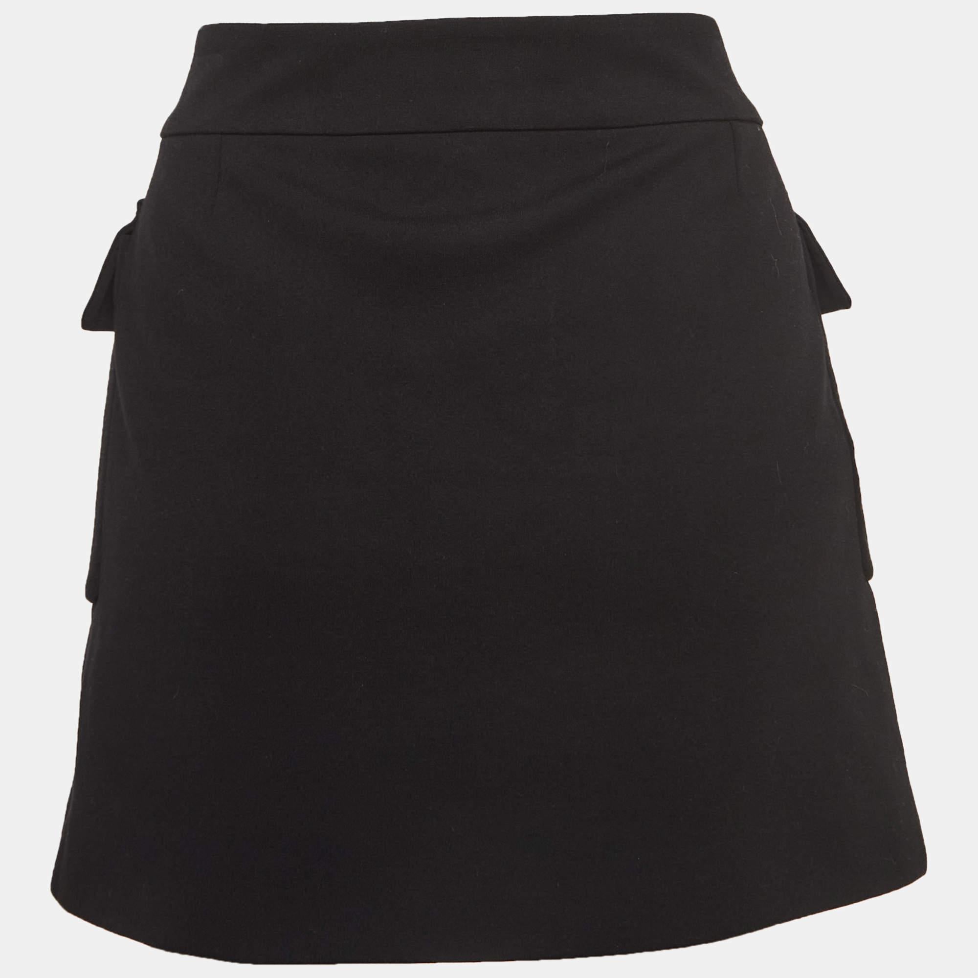 Experience the charm of designer clothing with this gorgeous skirt. Made from quality fabrics, the skirt has a simple allure and a great fit. Pair it up with a tailored blouse or a simple top and high heels.

