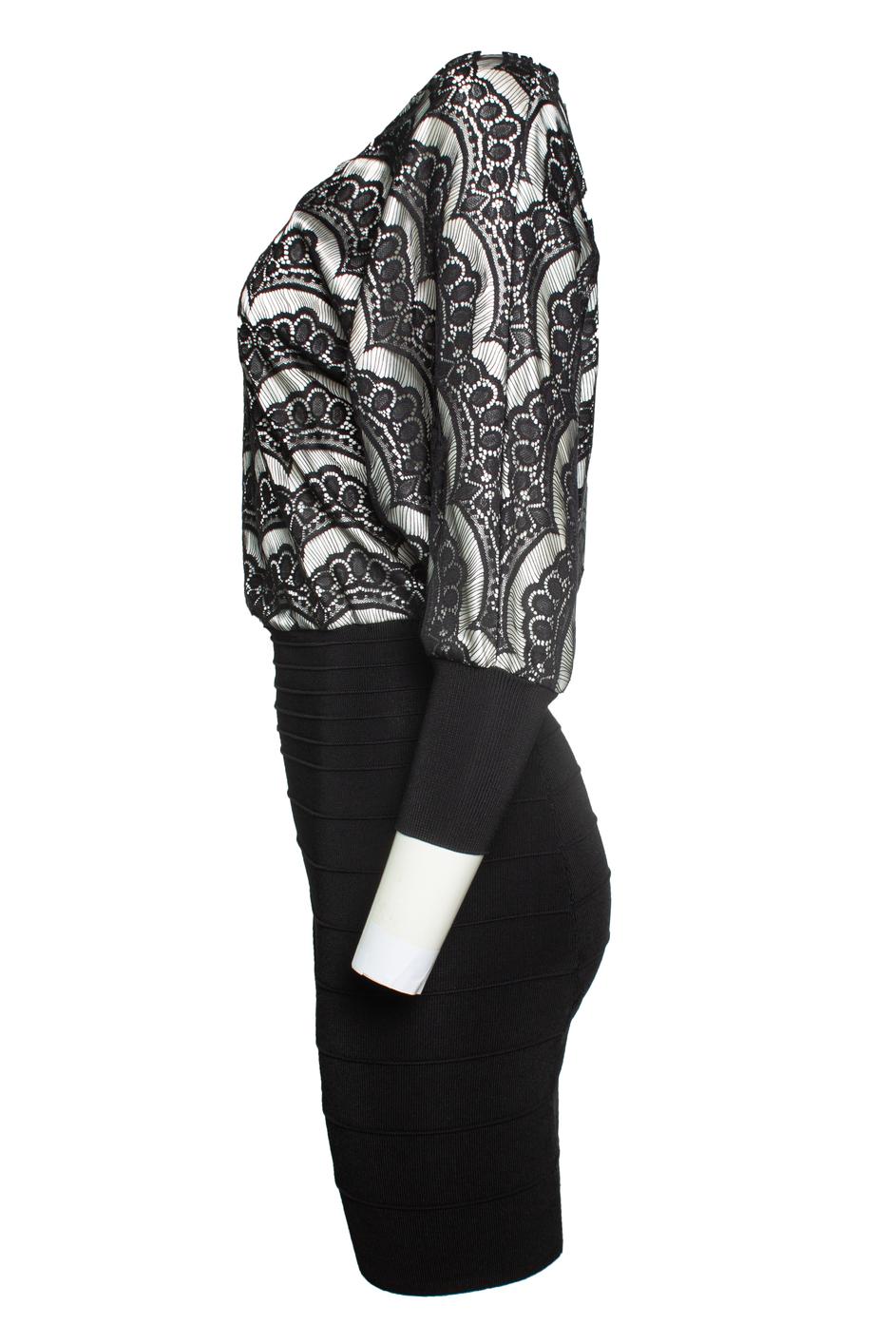 Gucci, Vestido negro de encaje. El artículo está en muy buen estado. 

ESTADO: muy buen estado

TALLA: S

MEDIDAS: longitud 98 cm, busto 50 cm, cintura 30 cm, anchura de hombros 43 cm, longitud de mangas 42 cm

MATERIAL: sin etiqueta de