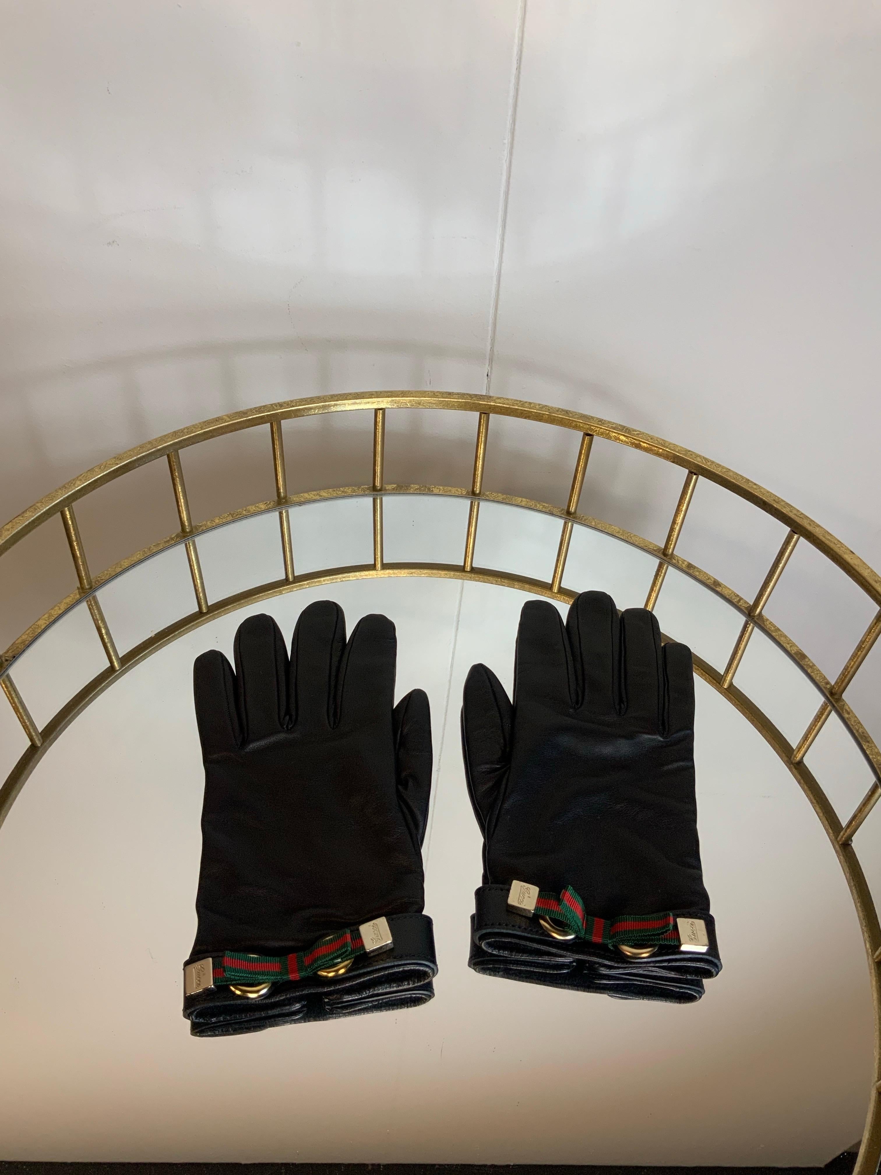Gucci gloves 
in black lambskin. Cashmere interior.
The size indicates a L, but they fit S.
Total length 21.5cm
Wrist 10cm
New, never used.