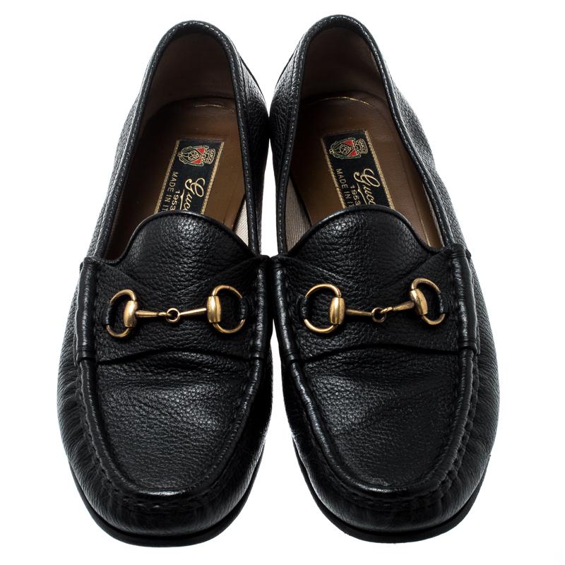 The very famous Gucci's 'Horsebit' loafers are a classic since 1953. Crafted to perfection in Italy, these black loafers are made from leather and feature Gucci's signature design in gold-tone hardware. These well-stitched Horsebit loafers will make