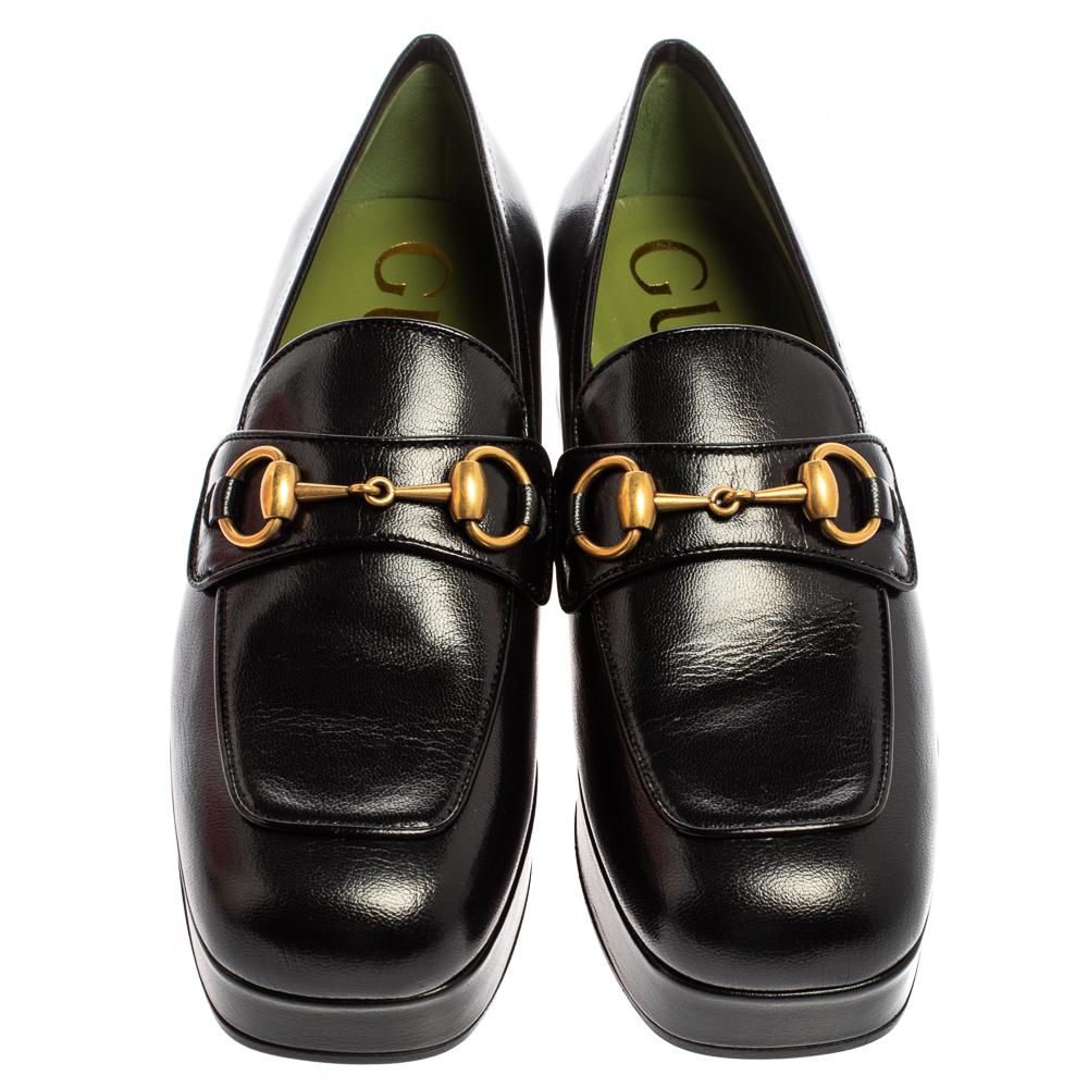 These loafers from the house of Gucci are not only high on appeal but also very skillfully made. Exuding an aura of class and elegance, they have been crafted from leather. Designed with beauty using neat stitching and the gold-tone Horsebit