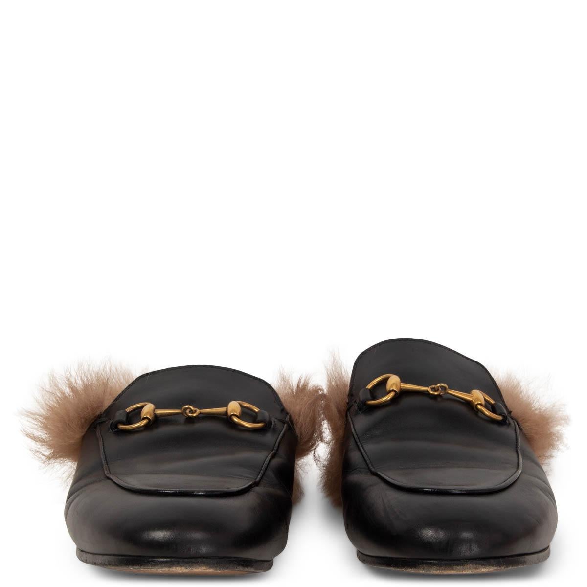 100% authentische Gucci Princetown Slipper aus schwarzem Leder. Vollständig mit Lammwolle gefüttert und mit dem für das Haus charakteristischen Horsebit-Detail in antikem Goldton versehen. Haben mit einigen Falten auf dem Leder getragen worden.