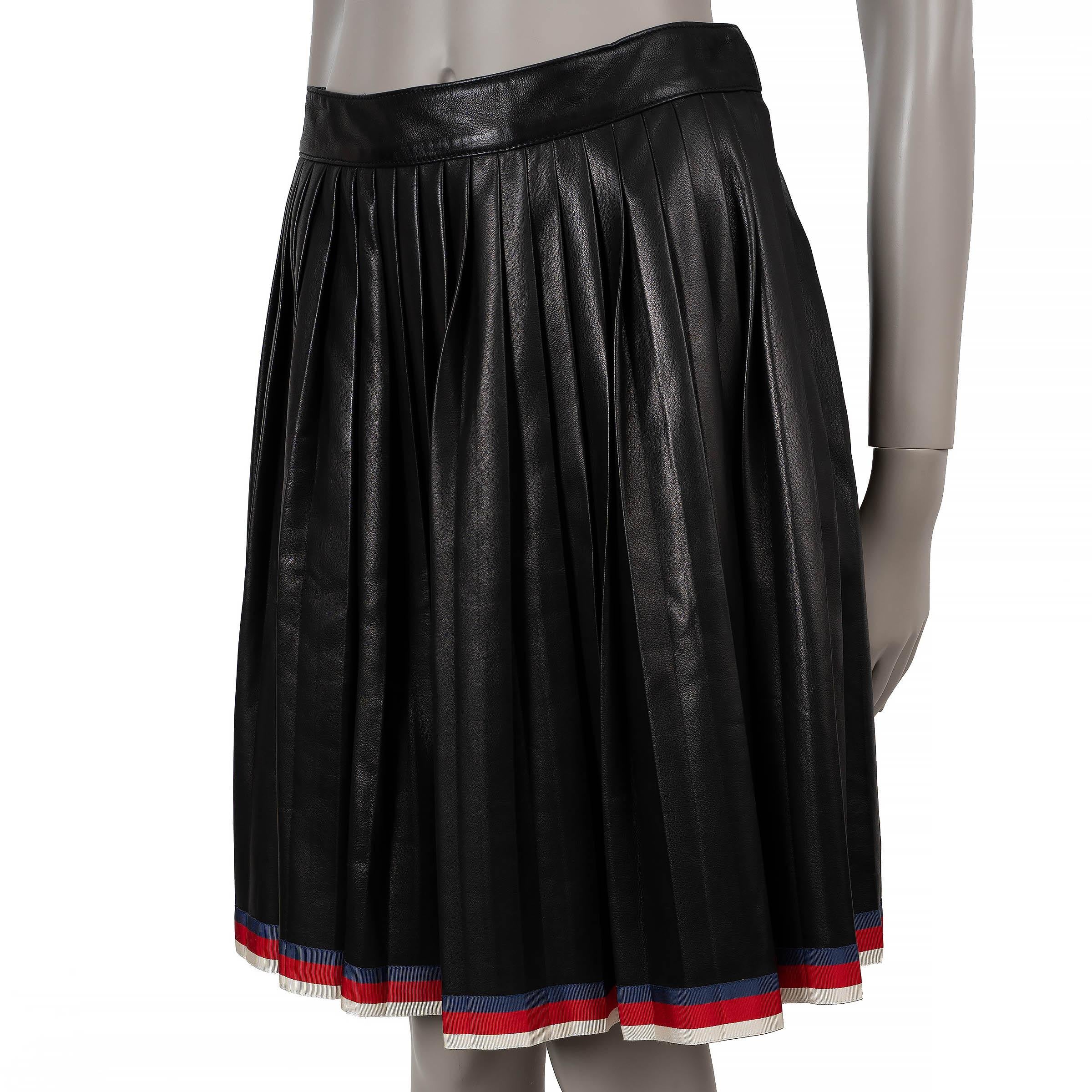 Questa gonna 100% autentica di Gucci in pelle d'agnello plissettata nera è un'interpretazione audace e raffinata della femminilità classica. Progettato con una silhouette svasata e una lunghezza sopra il ginocchio, è rifinito con il caratteristico