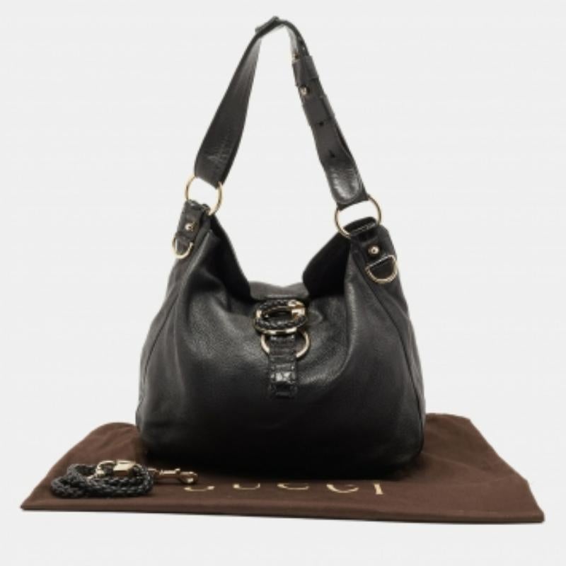 Sfoggia una scelta di moda elevata abbinando questa hobo G wave di Gucci al tuo abbigliamento. Realizzato in pelle con finiture in coccodrillo, vale l'investimento. Questa borsa è caratterizzata da una tracolla, da una vistosa chiusura sul davanti e