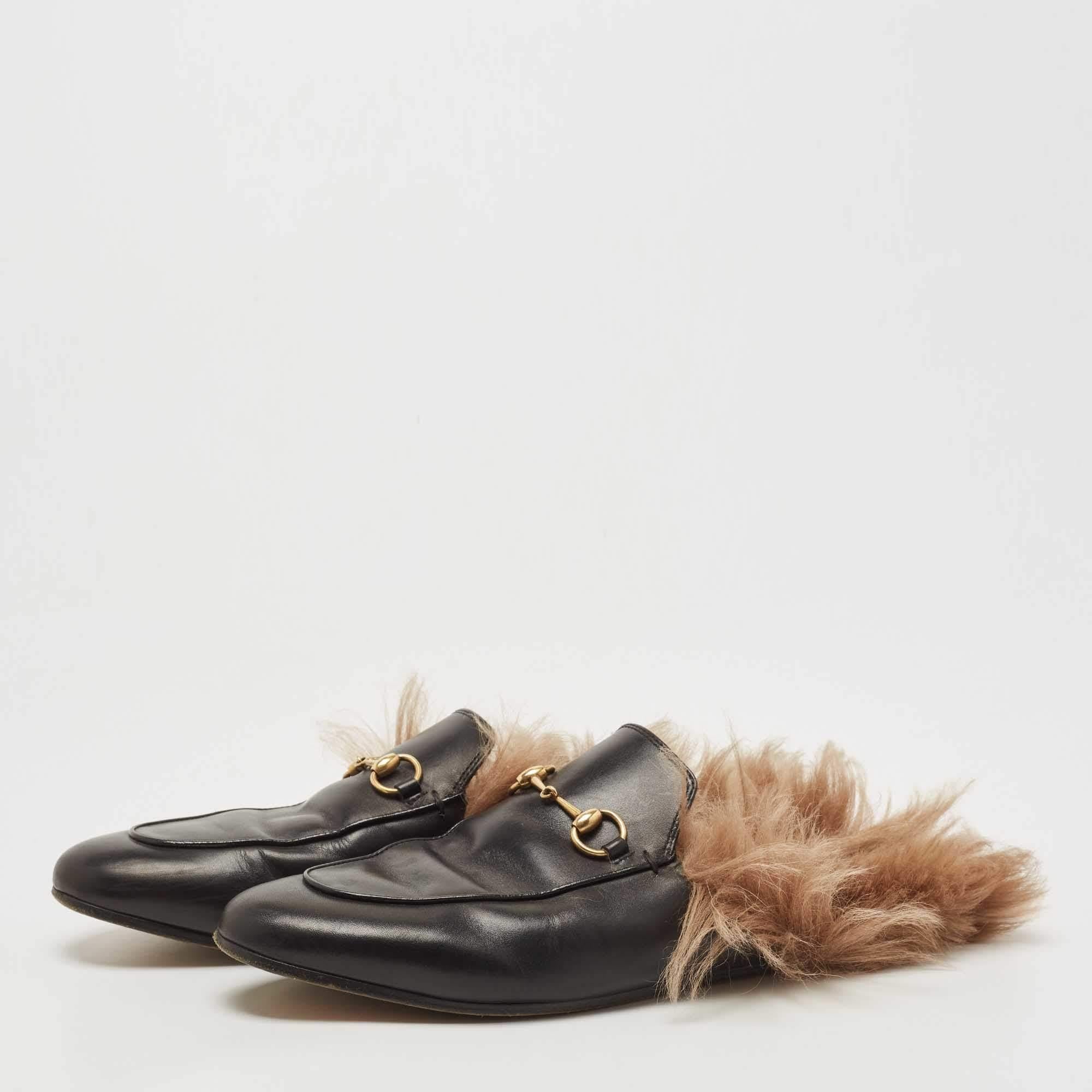 Gucci Black Leather and Fur Princetown Flat Mules Size 39.5 In Good Condition In Dubai, Al Qouz 2