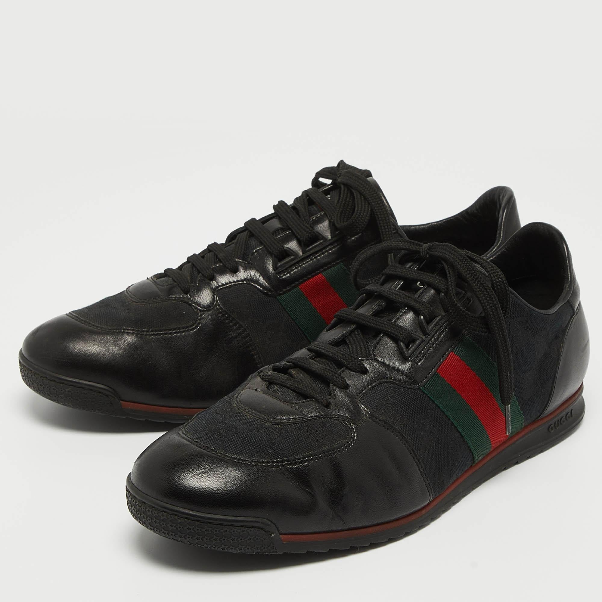 Diese Designer-Sneakers in klassischer Silhouette sind eine nahtlose Kombination aus Luxus, Komfort und Stil. Diese Sneaker sind mit charakteristischen Details und bequemen Innensohlen ausgestattet.