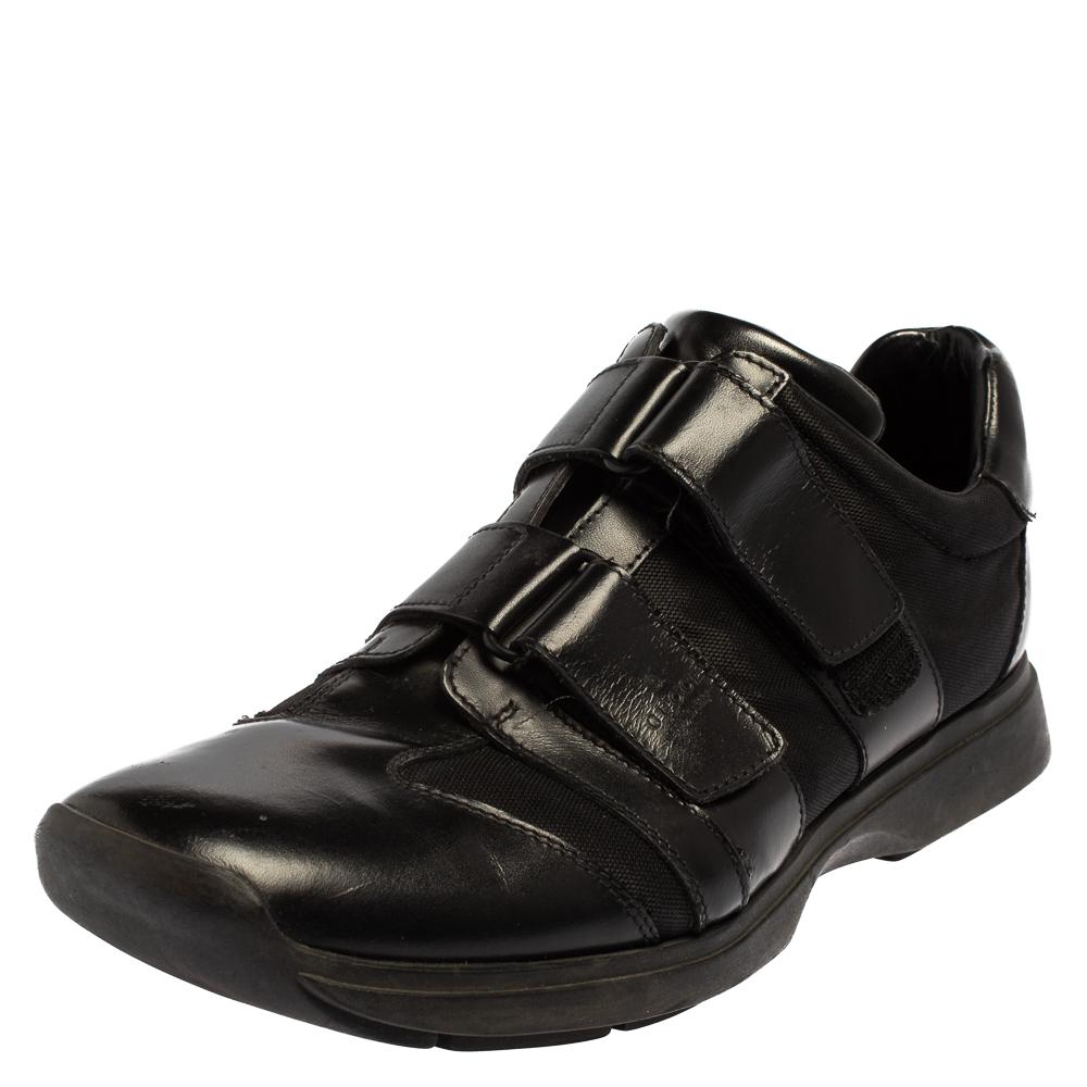 Feel great in your casual wear every time you step out in these sneakers from Gucci. They've been crafted from black leather and mesh and styled with dual velcro straps on the vamps and 'GUCCI' logo details on the counters. The sneakers are filled