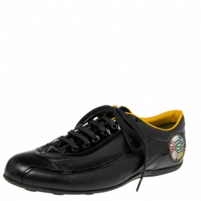 Queste sneakers marroni di Gucci sono realizzate in pelle e vernice in una silhouette low-top e sono caratterizzate da punta rotonda e lacci sulla tomaia. Sfoggiano l'inconfondibile logo GG ai lati e offrono un'esperienza di calzata confortevole