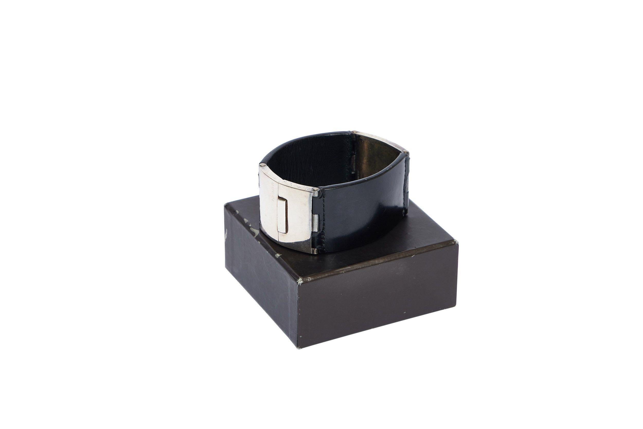 Gucci bracelet crafted of black leather and silver metal clasp to close. The piece is new and comes with a box, booklet and ribbon.