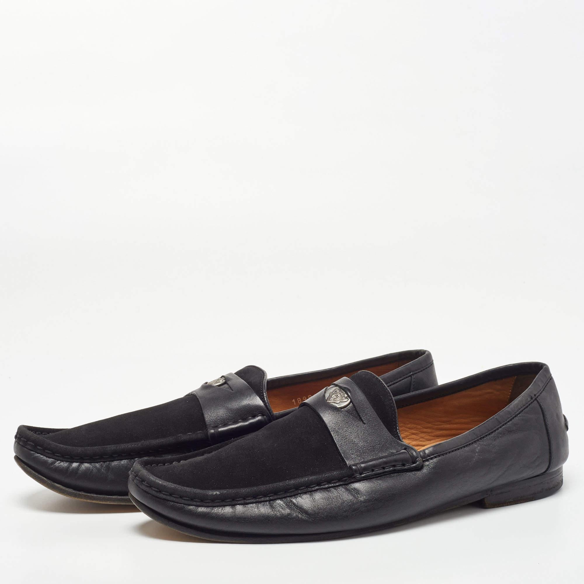 Para complementar a la perfección tus atuendos, te traemos este par de mocasines que sólo hablan de estilo. Los zapatos se han fabricado con destreza y se han diseñado para que sean fáciles de calzar. Son la elección perfecta para complementar tu