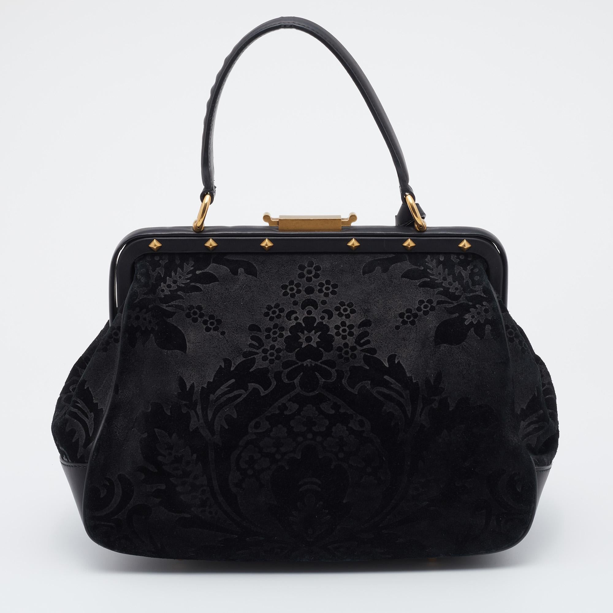 This Gucci bag shows the brand's regard for innovative and functional design. Created from leather and suede, it is admirable with its gold-tone accents and embodies a structural shape. Lined with fabric, it will lend your valuables a stylish and