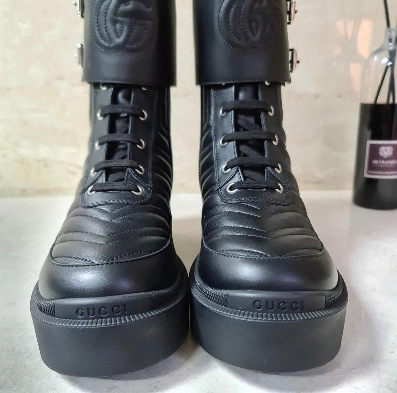 Black Gucci Women's Boot With Interlocking G, made of chevron matelassè leather.
This ladies boot features a ribbed rubber sole, interlocking G-stitched detail, front buckle and side zip.

Size EU 37.5

Condition is new.

No box. No dust bag.