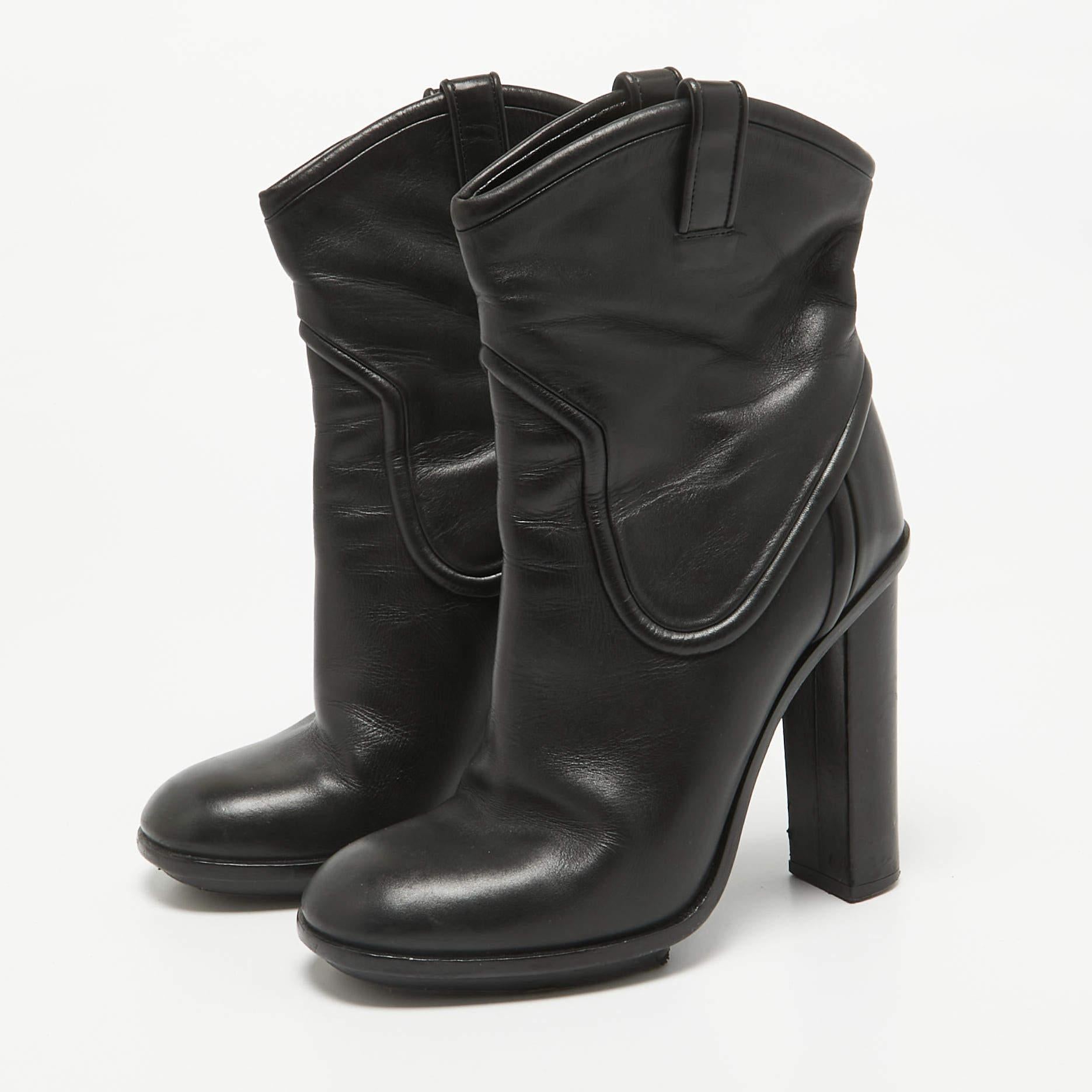 Conception méticuleuse d'une silhouette élégante.  Ces bottes sont très élégantes. Elles sont dotées de semelles intérieures confortables et de semelles extérieures durables pour vous durer toute la vie. Ces bottes sont tout simplement incroyables 