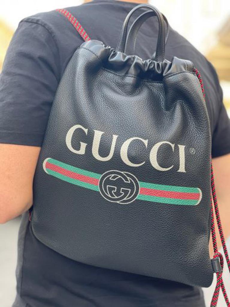 Gucci bag, made of black leather.
The product is equipped with two rope shoulder straps and a central leather handle.
Internally lined in black suede, equipped with a non-removable bag with zip closure.
Large enough, in excellent condition, complete