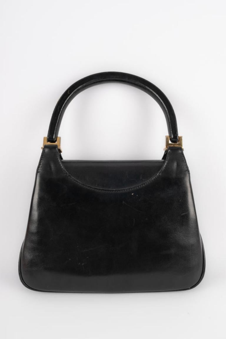 Gucci - (Made in Italy) Black leather bag.

Additional information: 
Condition: Good condition
Dimensions: Length: 25 cm - Height: 18 cm - Depth: 6 cm - Handle: 30 cm

Seller Reference: S137