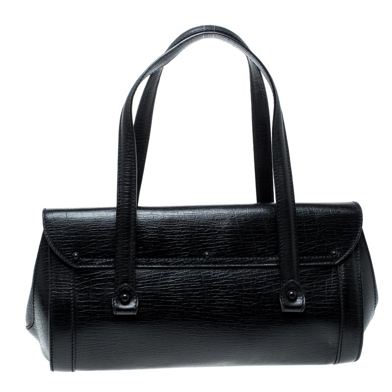Crafted by the best, this Gucci bag lives up to its reputation. Revamp your closet essentials by adding this spectacular leather creation to your collection. Stylish and attractive to look at, this black piece is a must-have. It has a bamboo detail