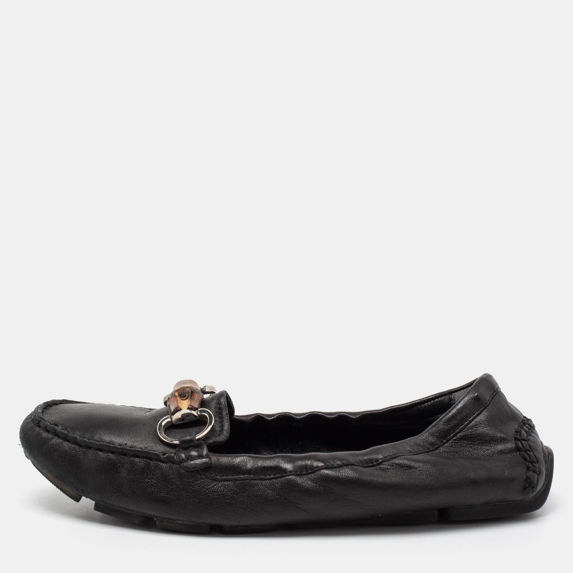 Ideal for office wear, these loafers from the house of Gucci are truly a class apart. Featuring smooth, supple leather uppers, round seamed toes, signature bamboo, and Horsebit detailing across the vamps, these shoe has rubber soles and