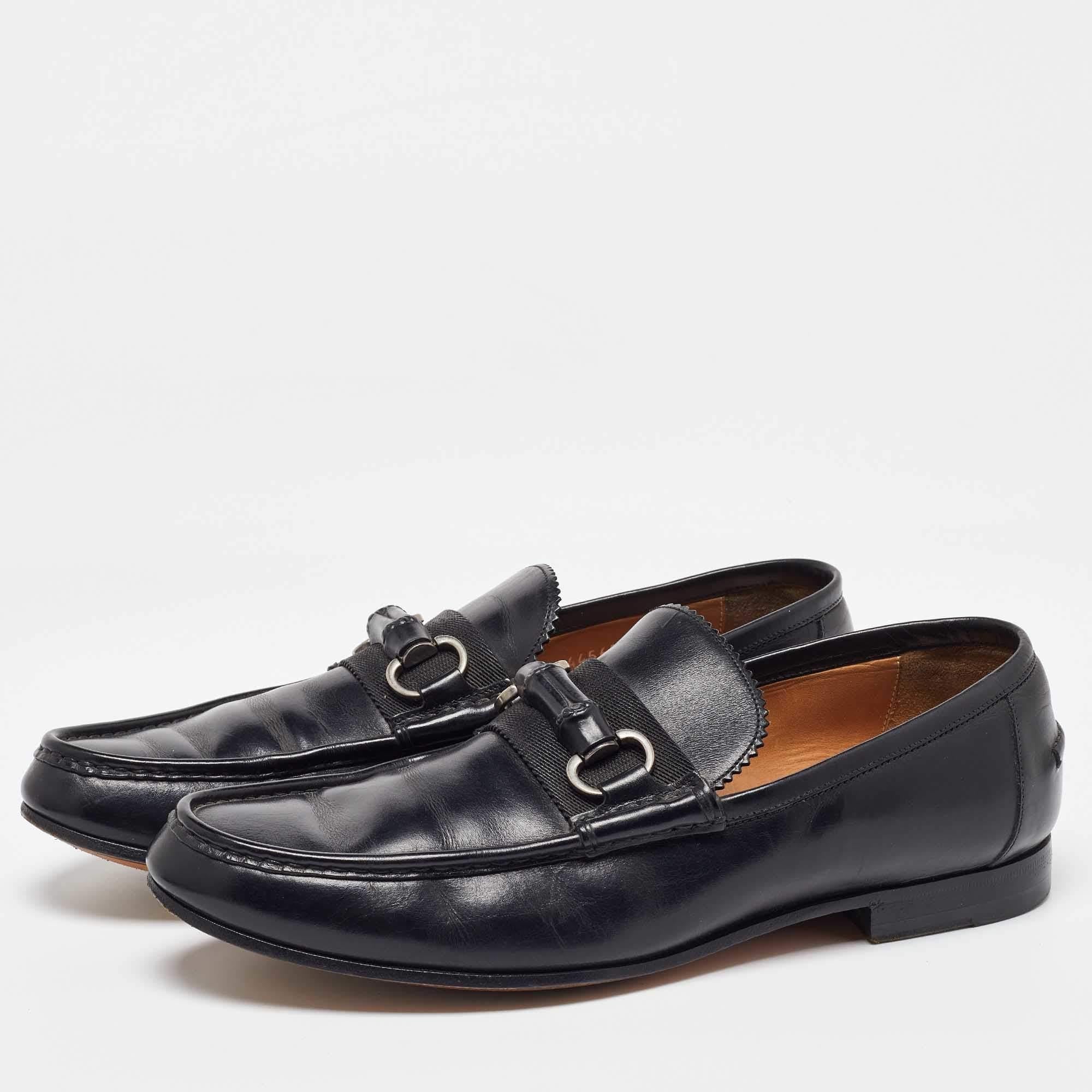 Feal se sent bien à chaque fois que vous sortez avec ces mocassins Gucci Impeccablement fabriqués en cuir noir, ils affichent la signature de bambou Horsebit accents sur les vamps et présentent avec succès un appel charmant. Elles sont dotées de