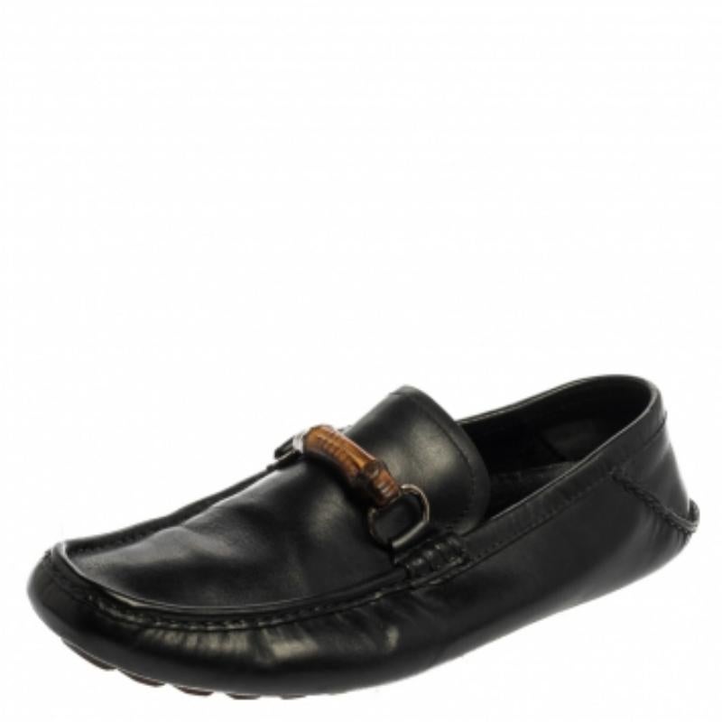 Feel great every time you step out in these Gucci loafers! Impeccably crafted from black leather, they flaunt the signature bamboo Horsebit accents on the vamps and successfully present a lovely appeal. They are complete with comfortable insoles and