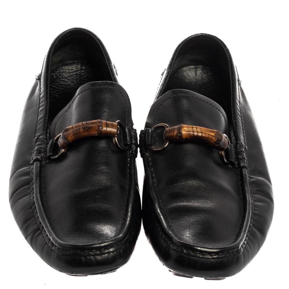 Feel great every time you step out in these Gucci loafers! Impeccably crafted from black leather, they flaunt the signature bamboo Horsebit accents on the vamps and successfully present a lovely appeal. They are complete with comfortable insoles and
