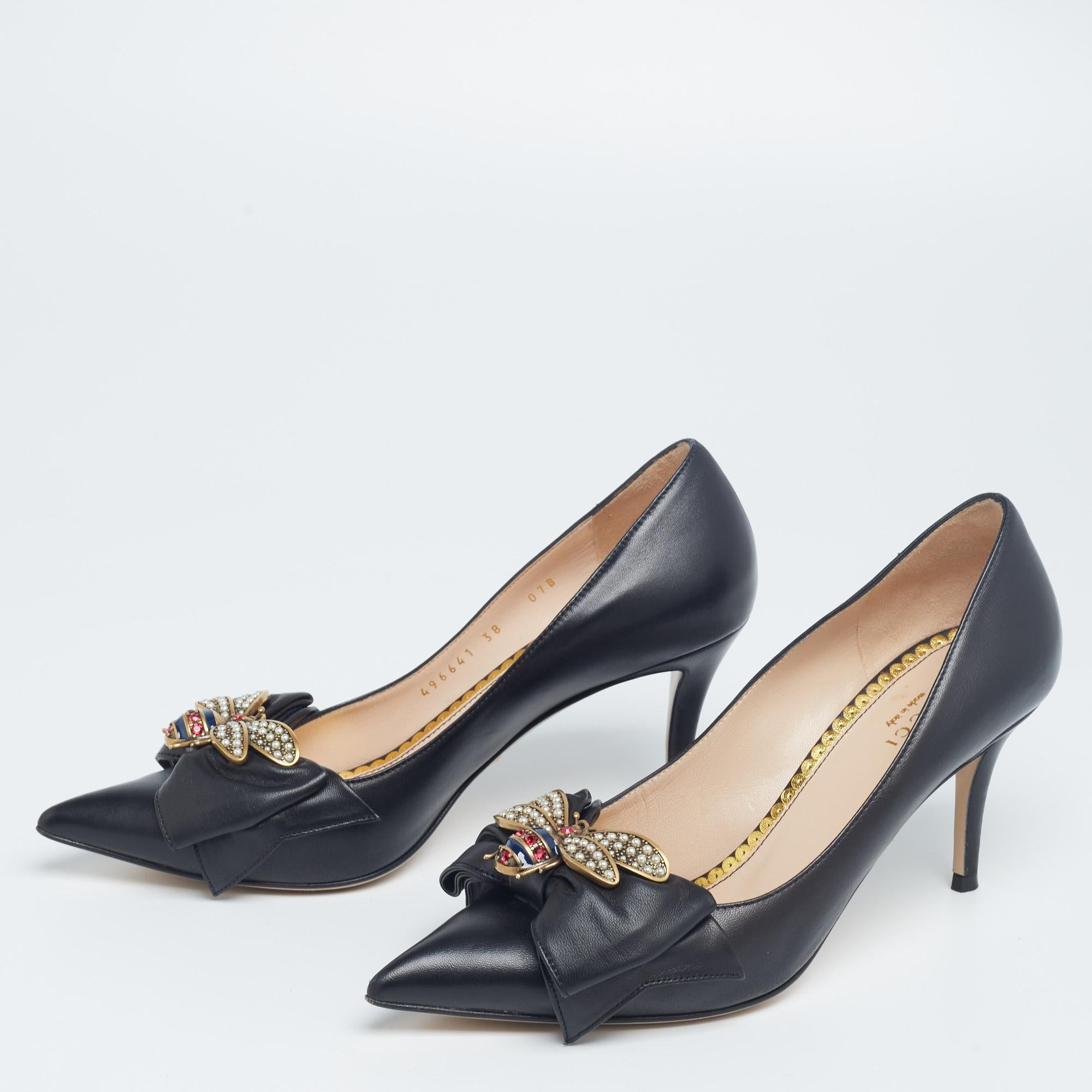 The alluring design and grand hue of these Gucci pumps make the pair a must-have. Crafted skilfully, these pumps are set on a durable base and comfortable heel. Choose this finely-designed pair of pumps to make a luxe fashion statement.

Includes: