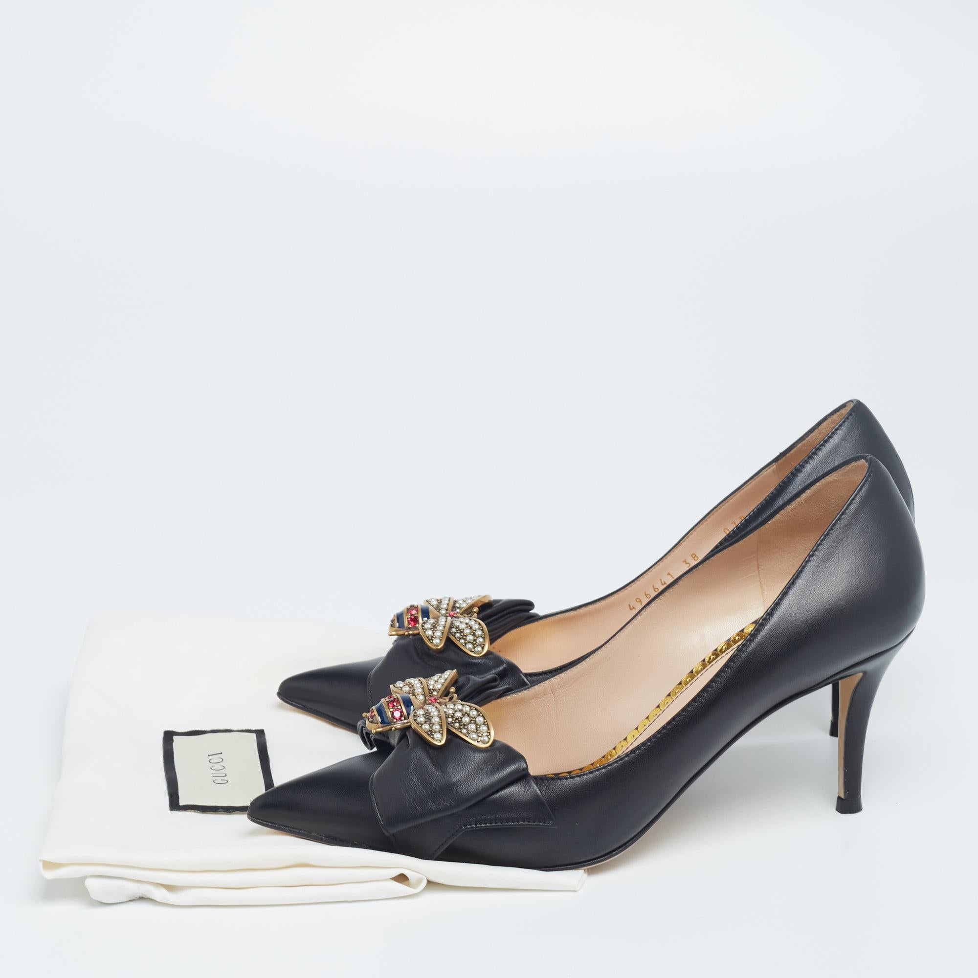 Gucci Black Leather Bee Embellished Bow Pumps Size 38 In Good Condition In Dubai, Al Qouz 2