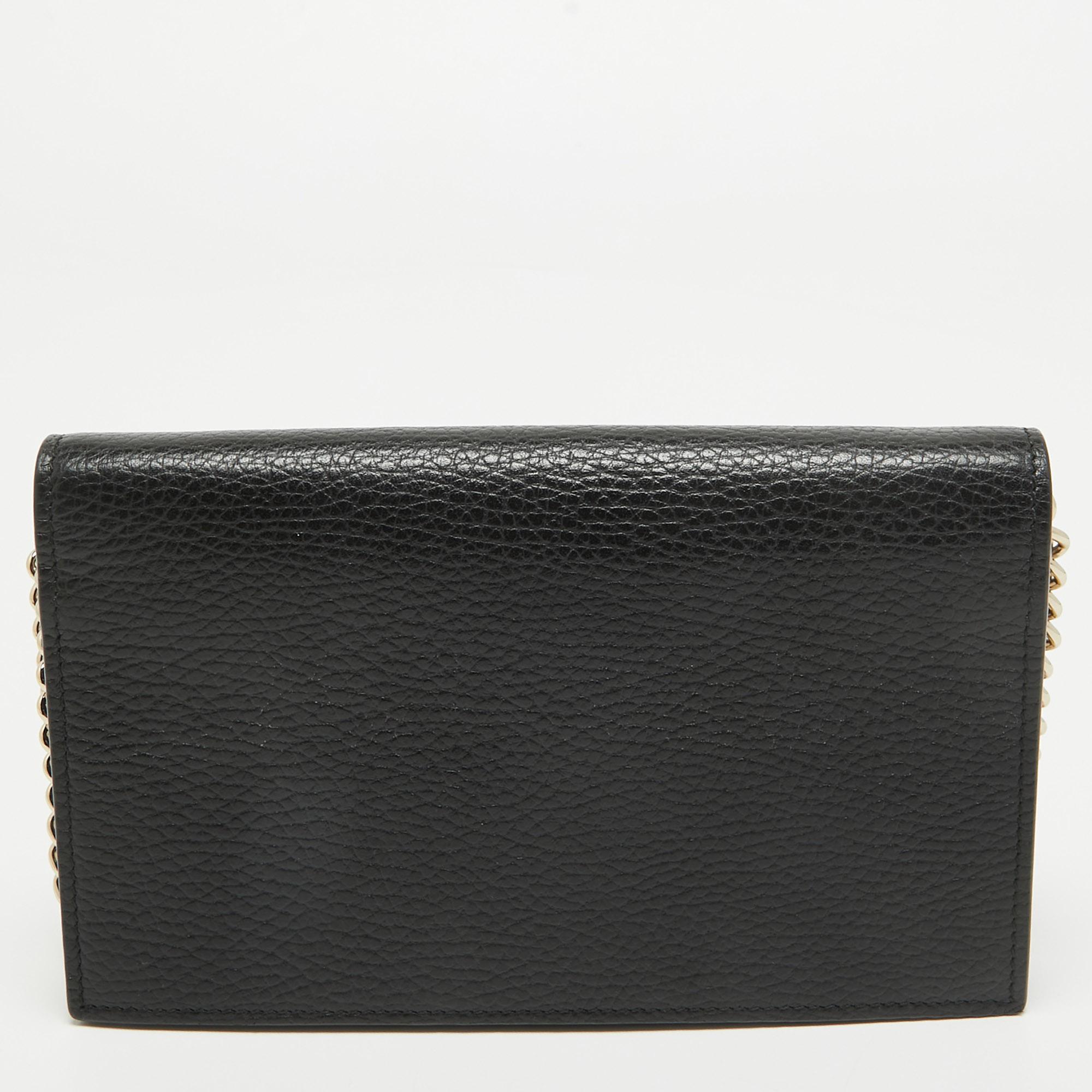 This Gucci wallet on chain is conveniently designed for easy wear. It comes with a well-spaced interior for you to arrange your cards and cash neatly. This stylish piece is complete with a chain link.

Includes: Original Dustbag,Detachable Chain