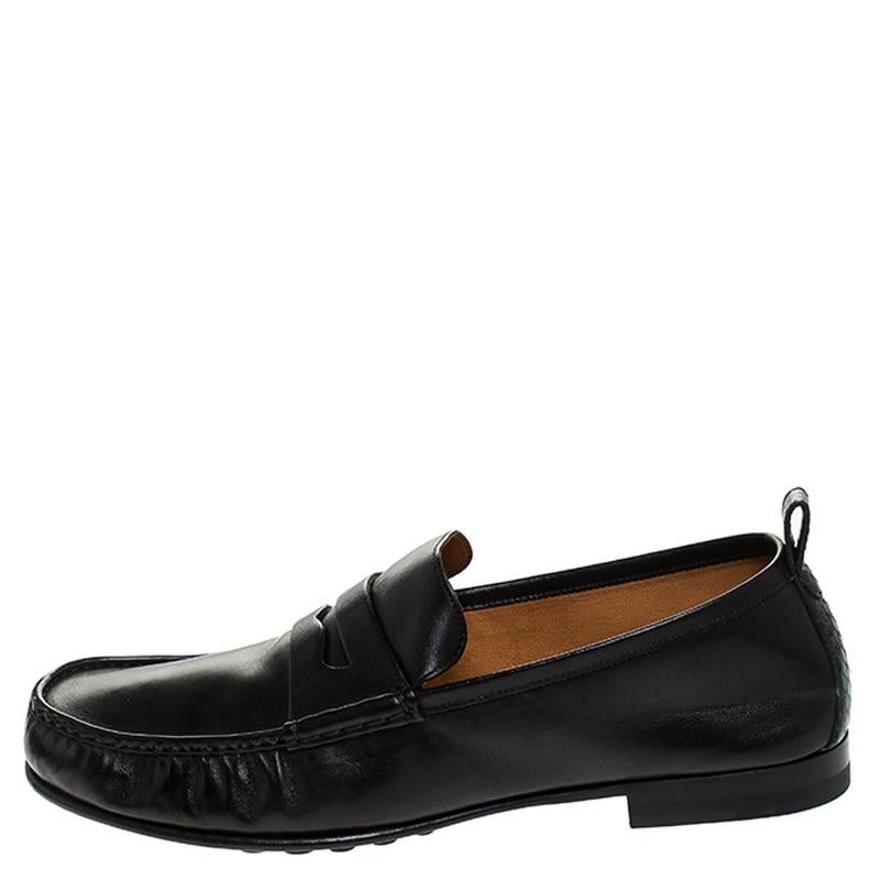 Sleek and luxe, these penny loafers by Gucci will enhance your outfits by giving them the touch of luxe fashion. Meticulously crafted from leather, they carry fine stitching and penny keeper straps. The pair is complete with tough