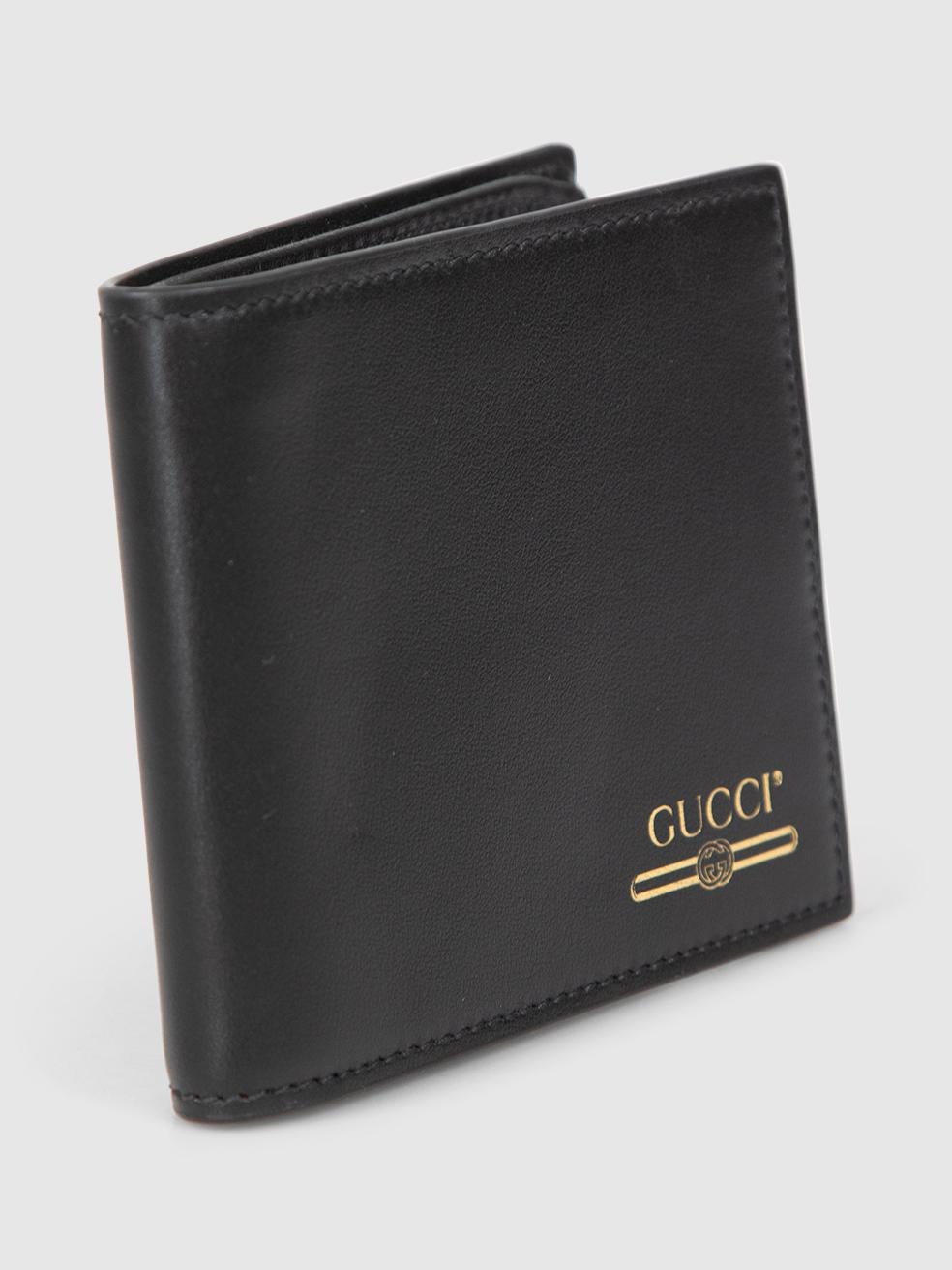 La condizione è molto buona. Questo articolo usato di Gucci non presenta alcun segno di usura visibile.
 

 

 

 Dettagli
 

 

 Nero
 

 Pelle
 

 Portafoglio bifold
 

 Logo frontale in oro
 

 8x Slot per schede
 

 2x Scomparti per le note
 

