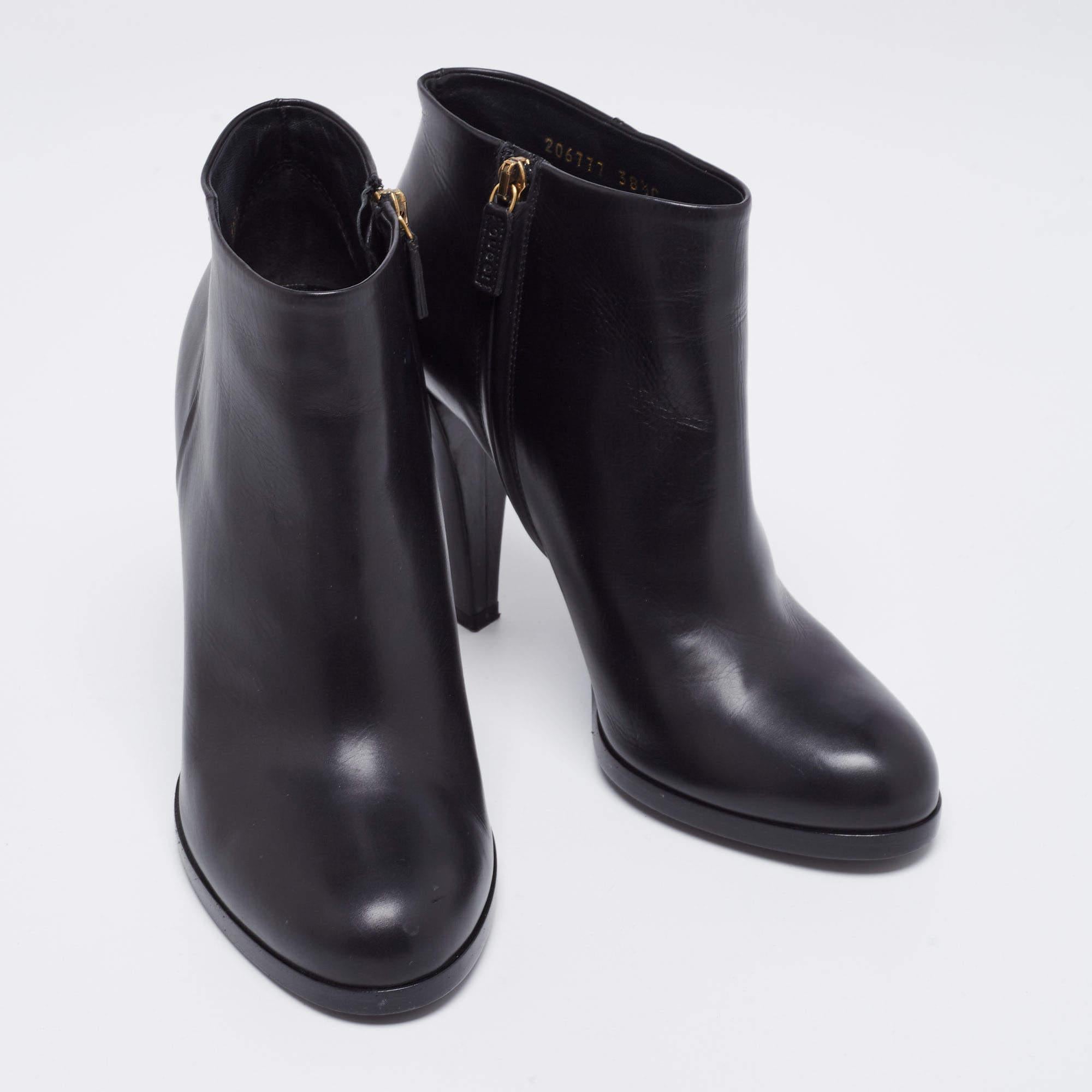 The House of Gucci brings refinement and gracefulness to your wardrobe with these stunning boots. They are made from black leather into an ankle-length silhouette. They flaunt zipper fastening, gold-tone hardware, and block heels. Make your attire