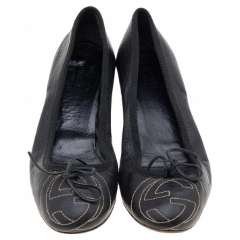 Il y a des chaussures qui résistent à l'épreuve du temps et des cycles de la mode, ces indémodables escarpins Gucci sont ceux-là. Confectionnés en cuir noir, ils présentent des découpes épurées, des logos GG, des bouts ronds et des talons bloc.