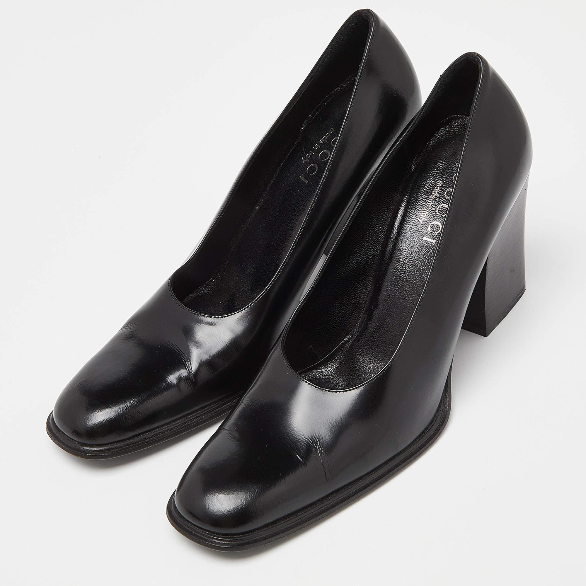 Haz una declaración de estilo chic con estos zapatos de salón de diseño. Presentan tacones resistentes y suelas duraderas perfectas para tus salidas a la moda
