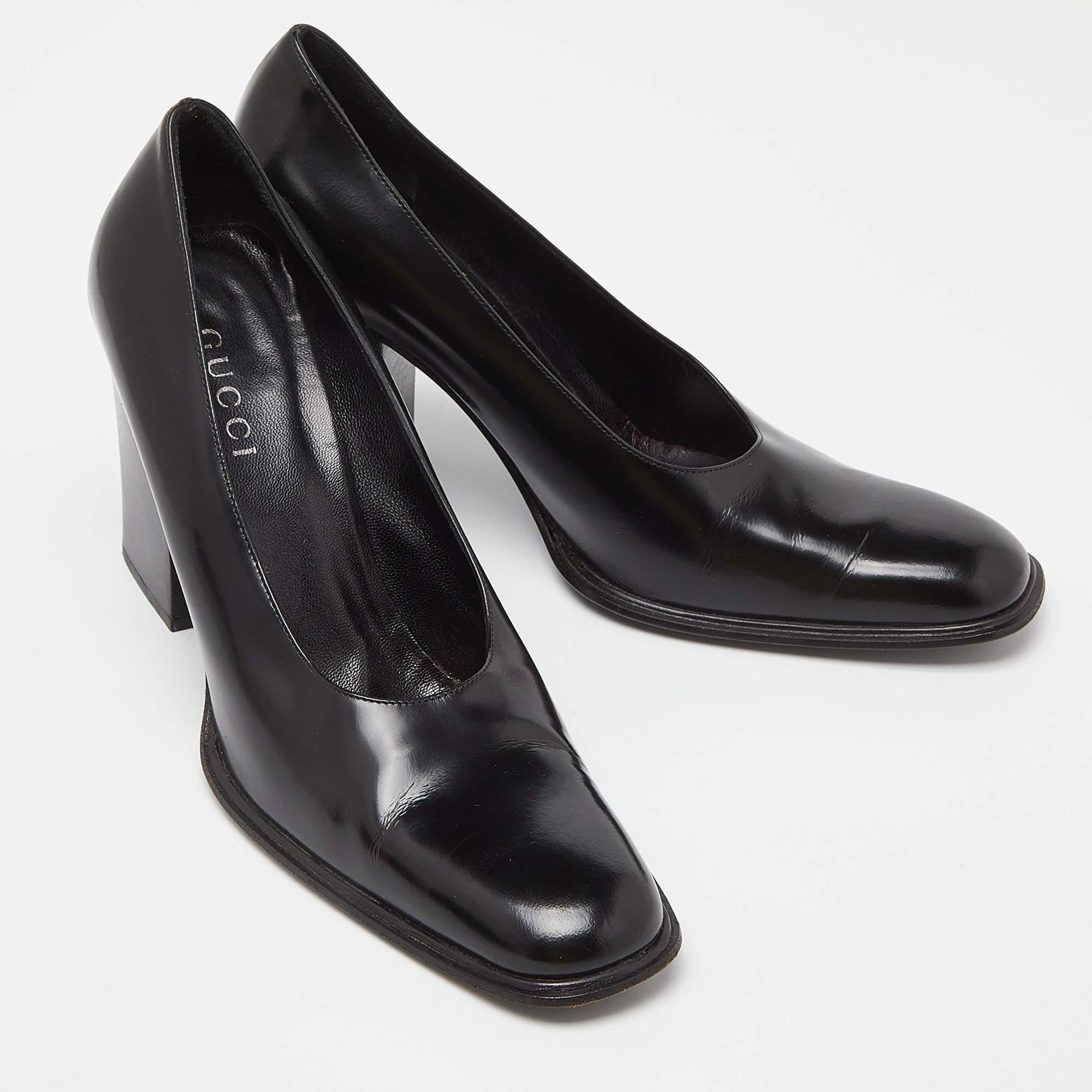 Bombas de tacón bloque de cuero negro Gucci talla 39.5 en Excelente estado para la venta en Dubai, Al Qouz 2