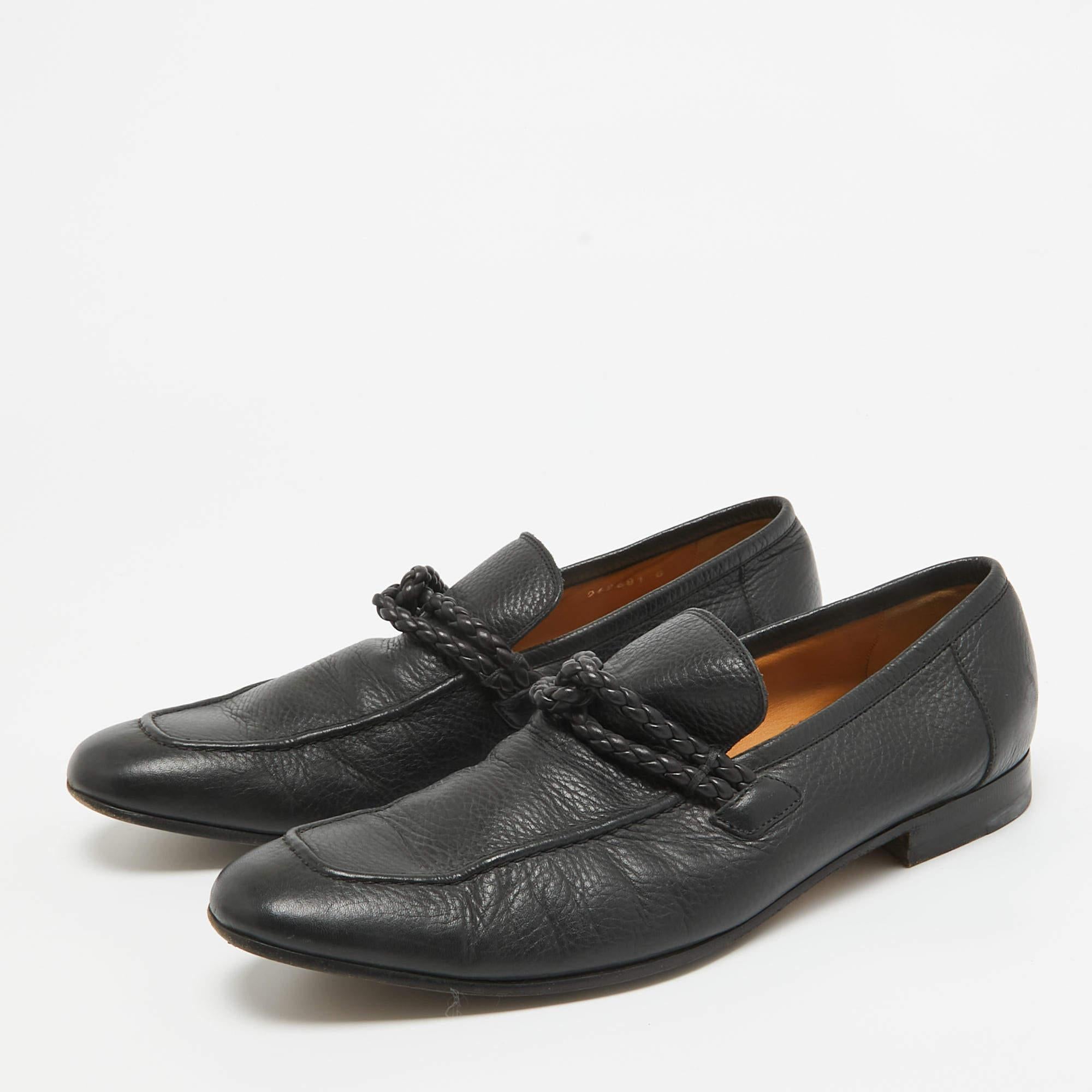 Ces mocassins de marque Gucci seront votre paire préférée pour vos looks décontractés. Fabriquées en cuir, elles sont dotées de détails tressés sur l'empeigne.