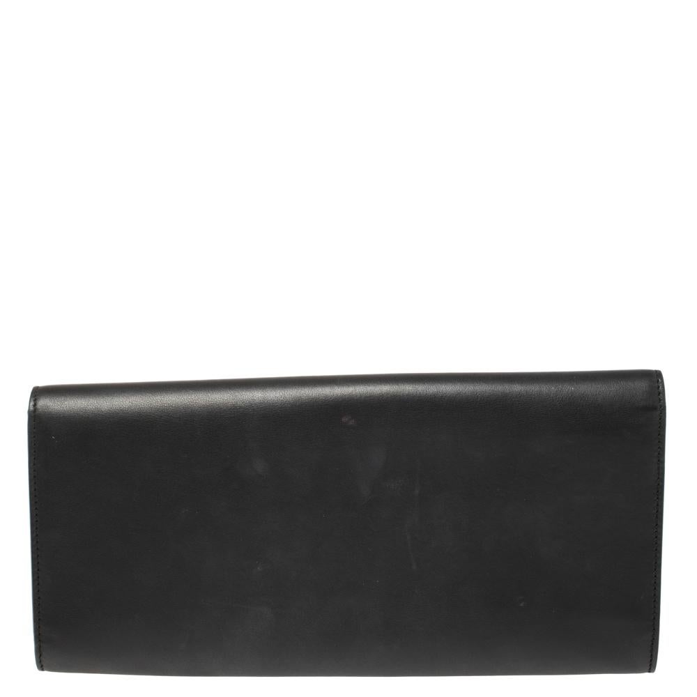 It is so easy to fall in love with this clutch from Gucci. Black in shade and stunning in appeal, this creation will be a fantastic addition to your closet. Meticulously crafted from leather, this Broadway clutch comes styled with a