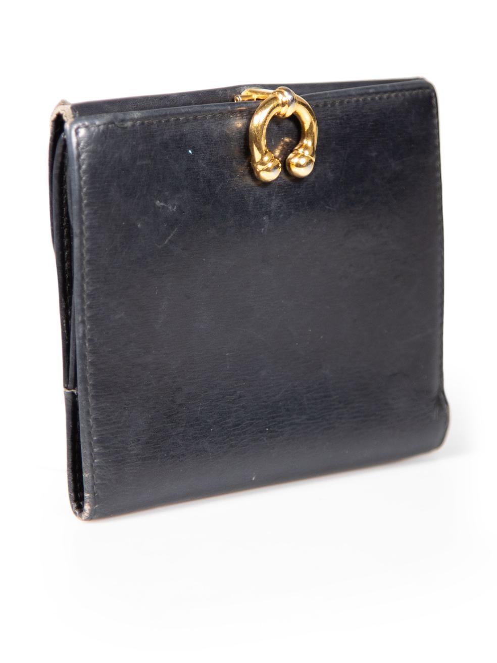 CONDITION is Good. General wear to wallet is evident. Moderate signs of wear to front, back, sides, internal lining with abrasions and marks on this used Gucci designer resale item.
 
 
 
 Details
 
 
 Black
 
 Leather
 
 Wallet
 
 Buckle detail
 
