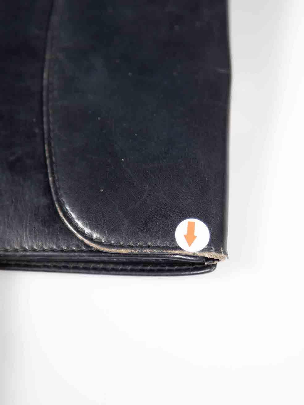 Schwarze Gucci-Brieftasche mit Lederschnalle und Bifold-Detail im Angebot 4