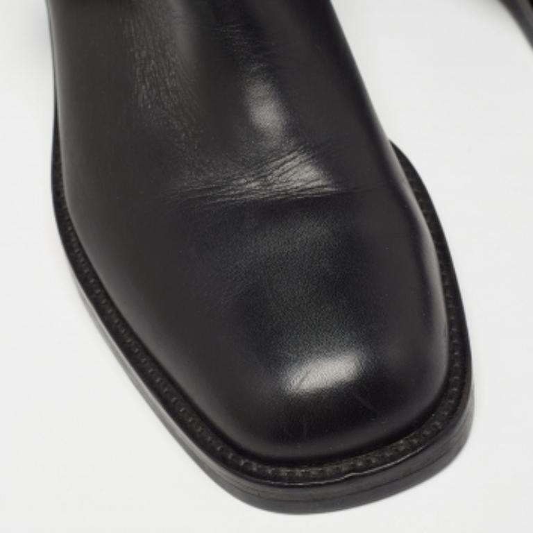 Gucci Botas de piel negra con detalle de hebilla Tamaño 35.5 en Bueno estado para la venta en Dubai, Al Qouz 2