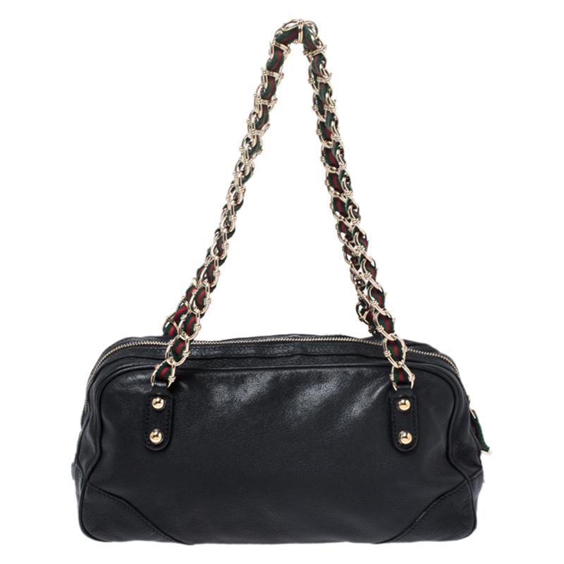 Ce sac melon Capri de Gucci est ce qui manquait à votre garde-robe depuis longtemps ! Le sac est fabriqué en cuir et présente une silhouette chic. Il présente deux poches zippées sur le devant et est équipé de poignées tissées. Les tirettes de