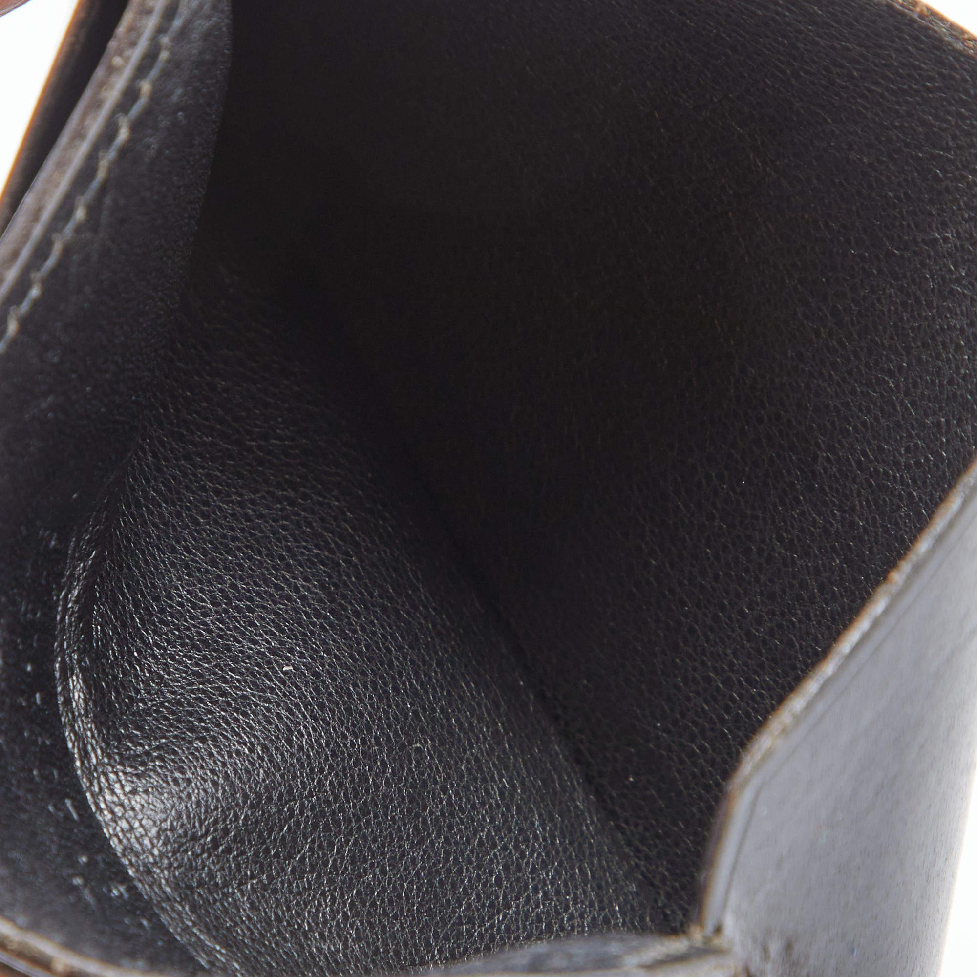 This card holder by Gucci is a fine accessory to add to your everyday style edit. Crafted from leather it comes in black and has lined slots to hold your cards. The brand name on the front gives it a luxe finish.