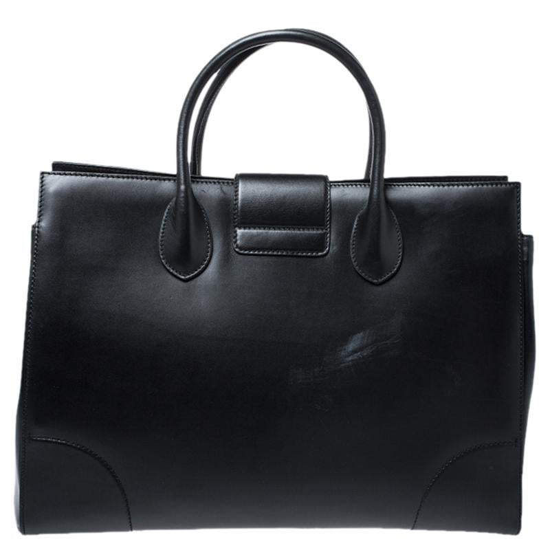 Featuring a structured body, this Weekender bag from Gucci, crafted with smooth black leather, is a travel must-have for your weekend getaways. It has a sturdy built with a spacious fabric-lined interior that houses a zipped and two slip pockets. It